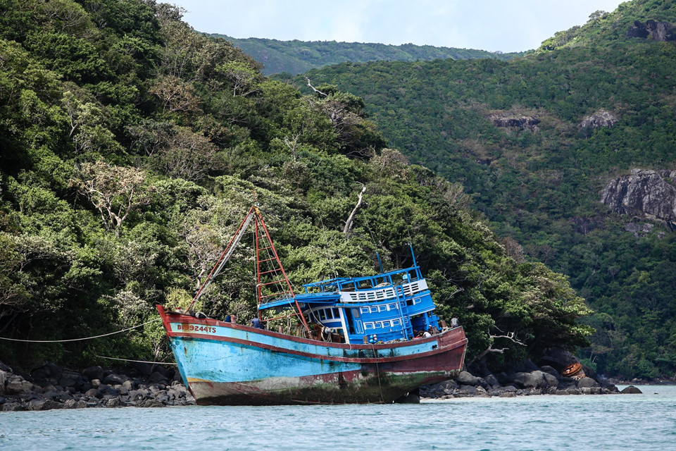 12 tàu cá ở Côn Đảo bị bão số 16 đánh chìm và hư hỏng